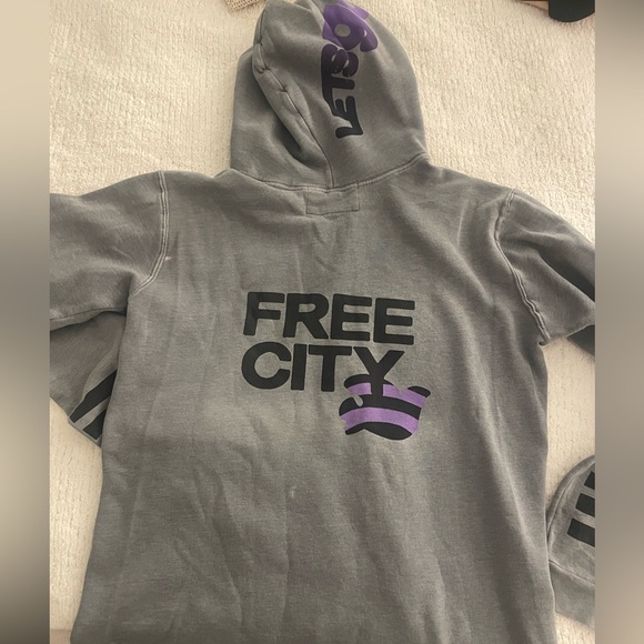 Free City zip up hoodie - Picture 3 of 3